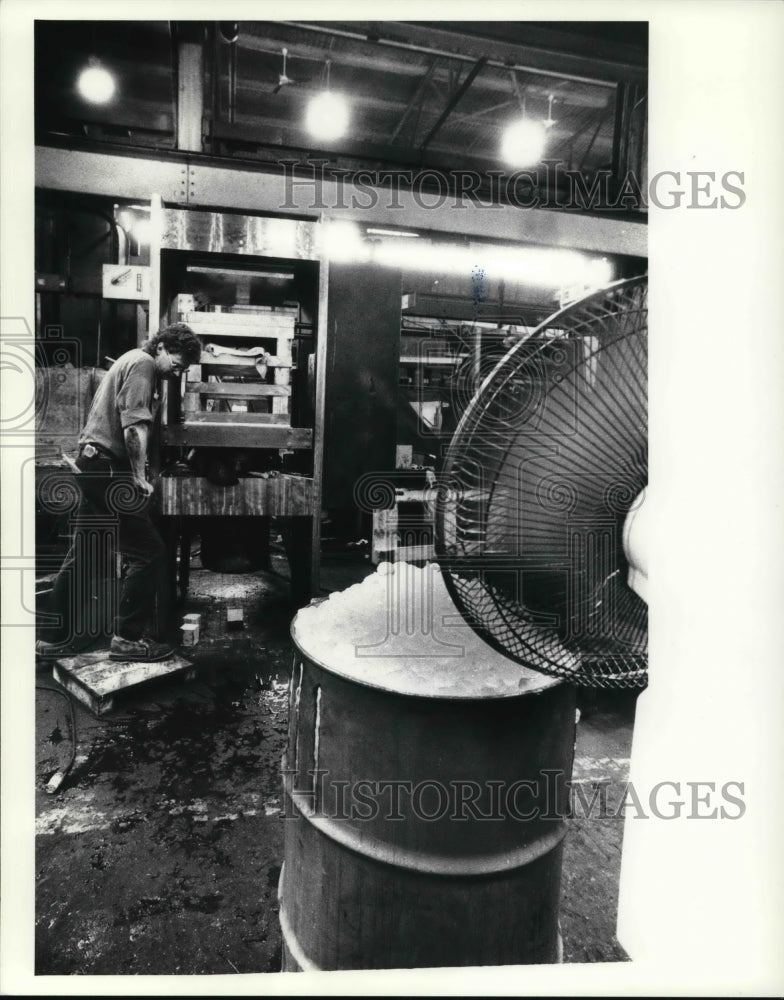 1988 Press Photo Don (Doc) Klimovek at Soberay Machine Co. Plant - Historic Images