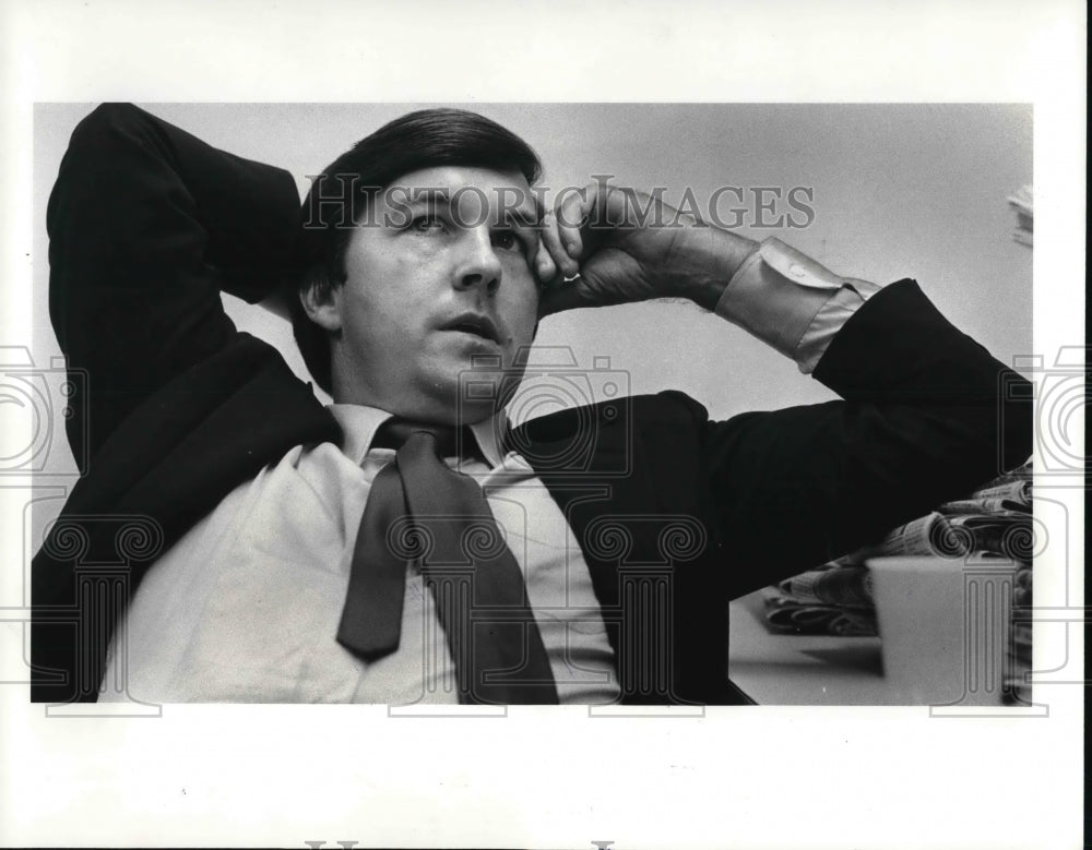 1982 Press Photo Hamilton Jordan With Arms Behind His Head - Historic Images