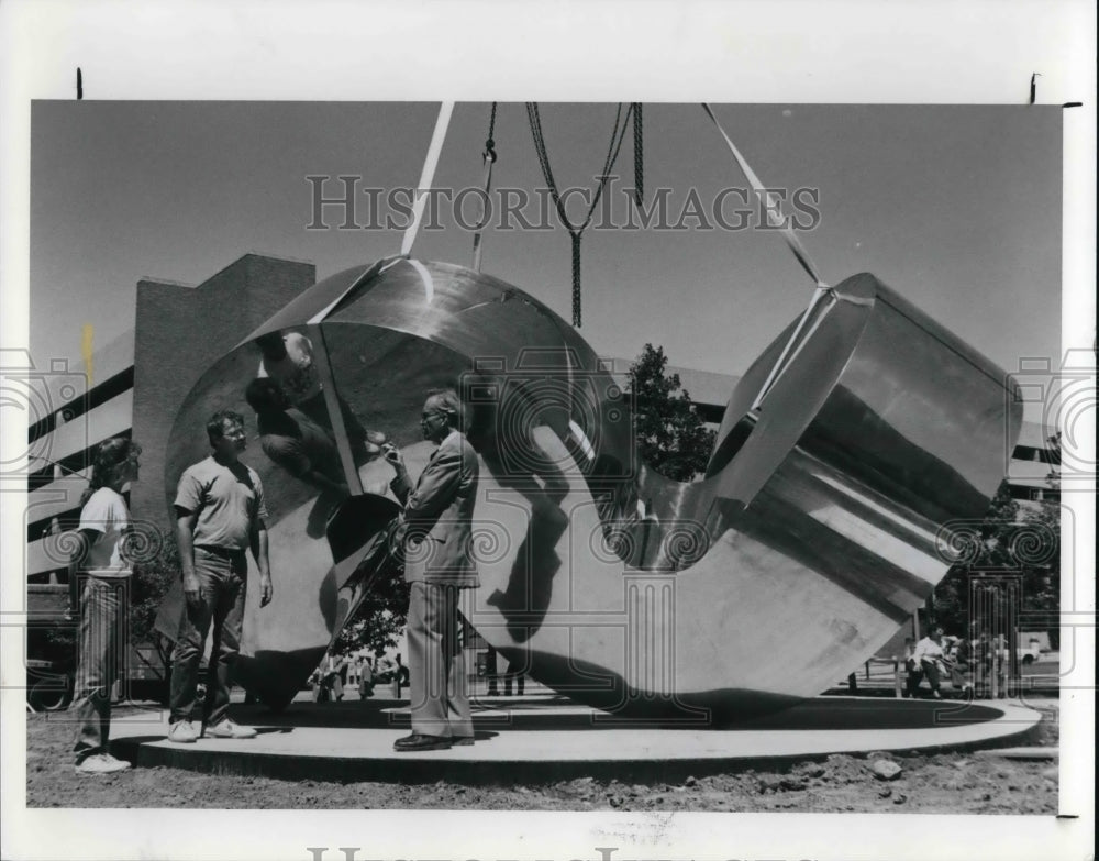 1991 Press Photo Jennifer &amp; David Jones discuss the Sculpture Three for One - Historic Images