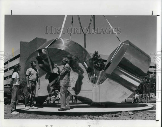 1991 Press Photo Jennifer & David Jones discuss the Sculpture Three for One - Historic Images