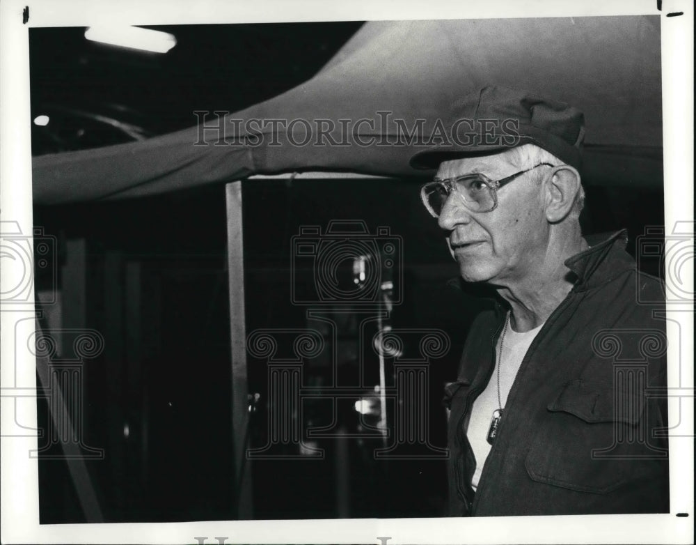 1987 Press Photo Dr. James C. Jones Chief Of Surgery Looking At Exhibit - Historic Images