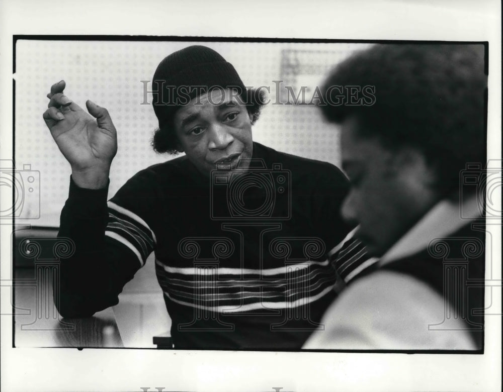 1985 Press Photo Harllell Jones Talking To Another Person - Historic Images