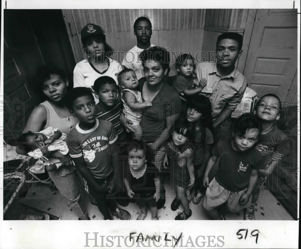 1989 Press Photo The Diane Jones&#39; big family at the Quimby Ave. Recidence - Historic Images