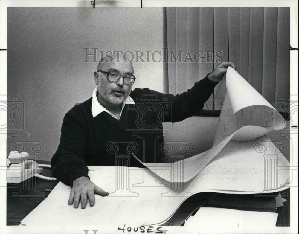 1987 Press Photo David M. Jones with the new house plans - Historic Images