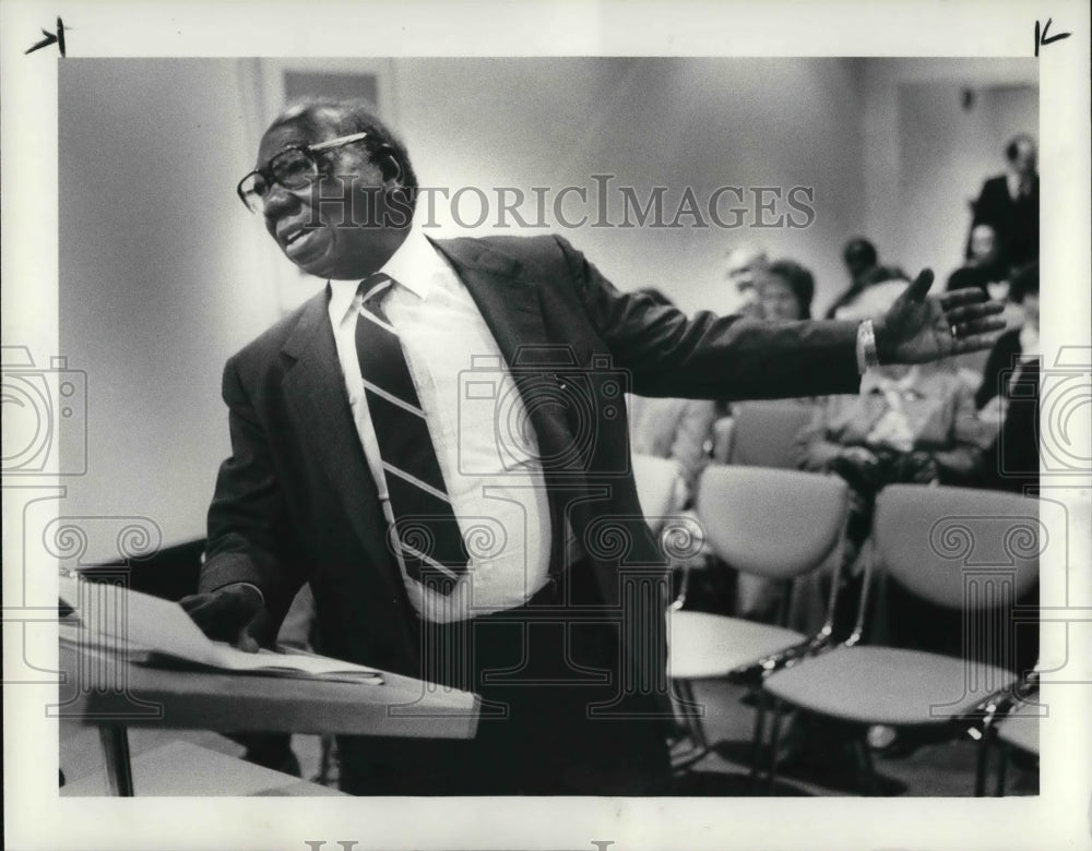 1986 Press Photo Consumer activist Gus Joiner protesting CEI proposed increase - Historic Images