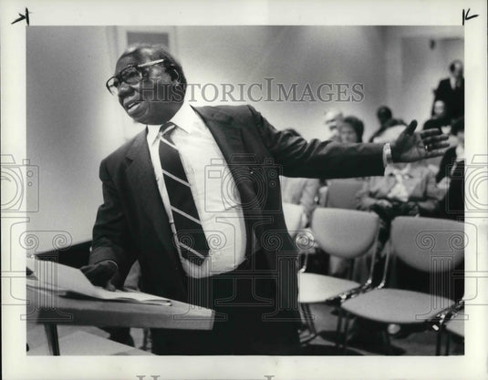 1986 Press Photo Consumer activist Gus Joiner protesting CEI proposed increase - Historic Images