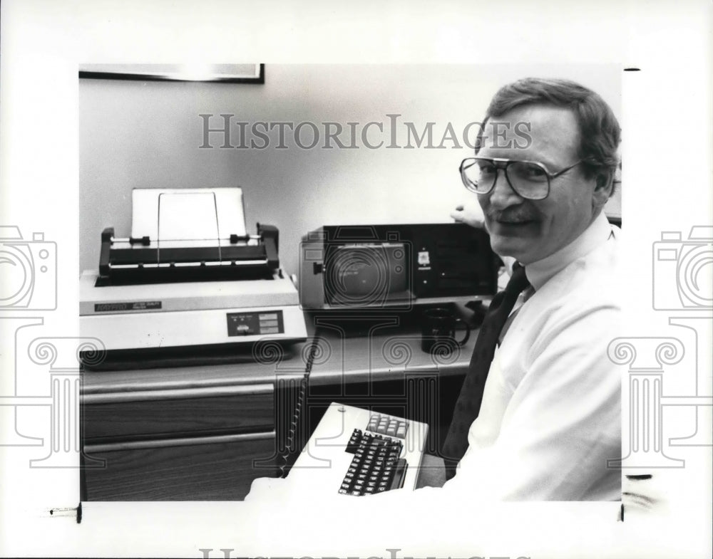 1988 Press Photo Tom S. Johnson, Dir. of Marketing Heliograph Inc. - Historic Images