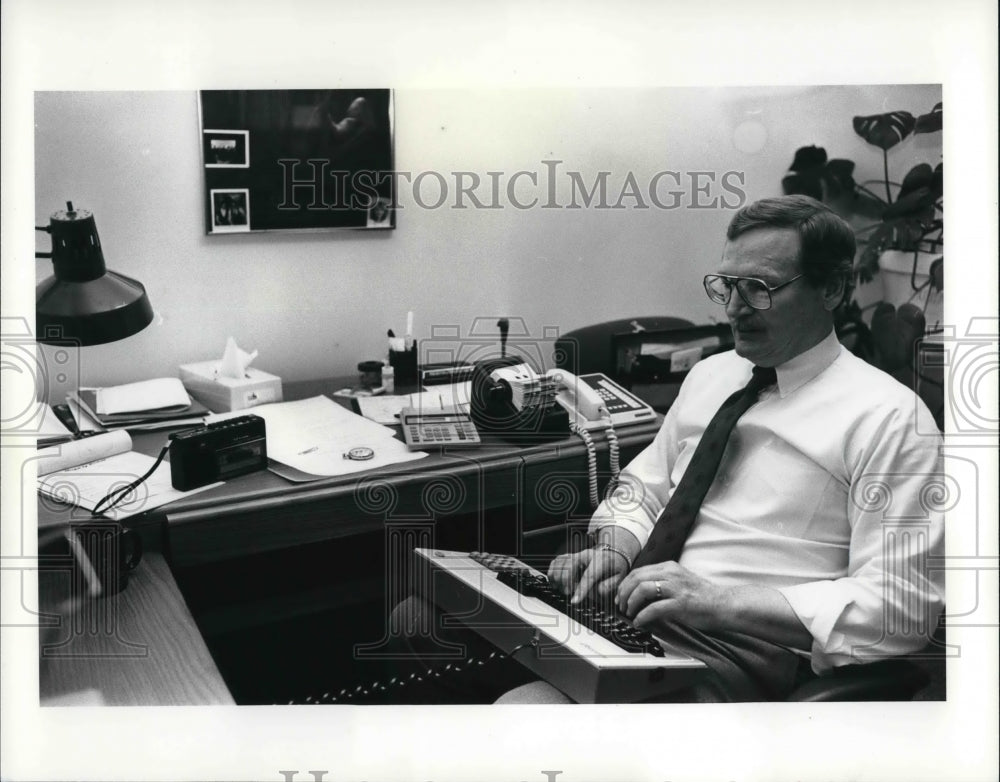 1988 Press Photo Tom S. Johnson, Dir. of Marketing Heliograph Inc. - Historic Images