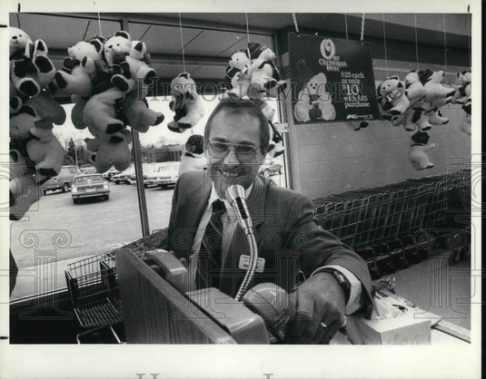 1988 Press Photo Thomas F Kamholz K-Mart Store Manager - Historic Images