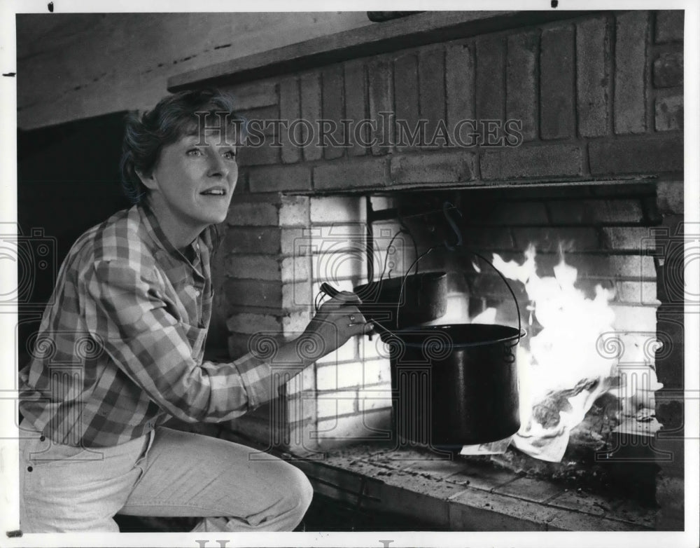 1982 Press Photo Susan Kaesgen cooking at her fireplace - Historic Images