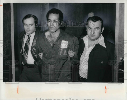 1977 Press Photo Suspect Aiad Kallini with Detectives David Briller & W. Wilkins - Historic Images