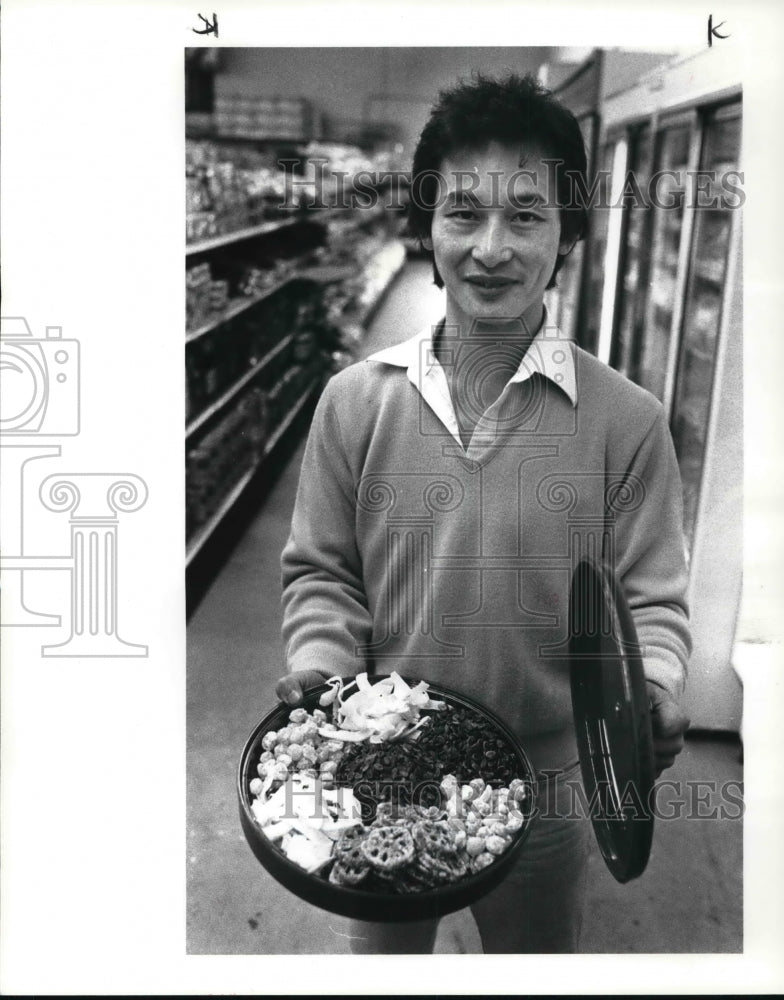 1985 Press Photo John Louie at the Chinese grocery store - Historic Images