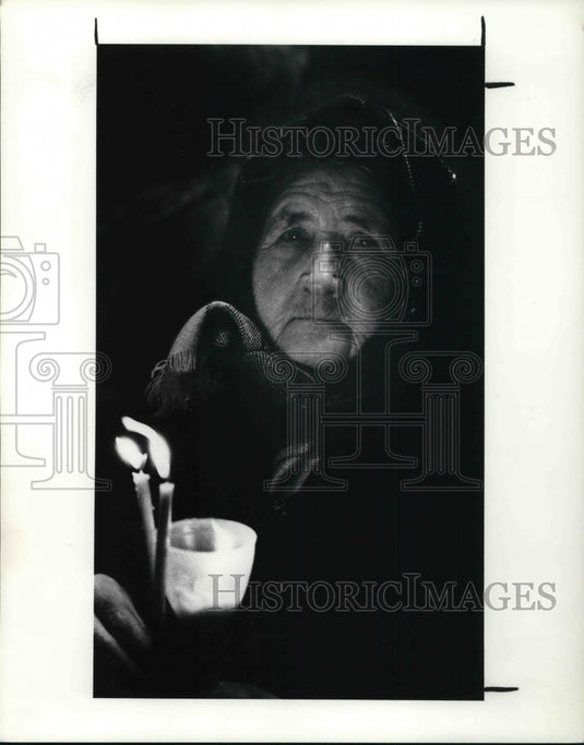 1989 Press Photo Romanian Woman Elizabeth Costea who burns candles for Romania - Historic Images