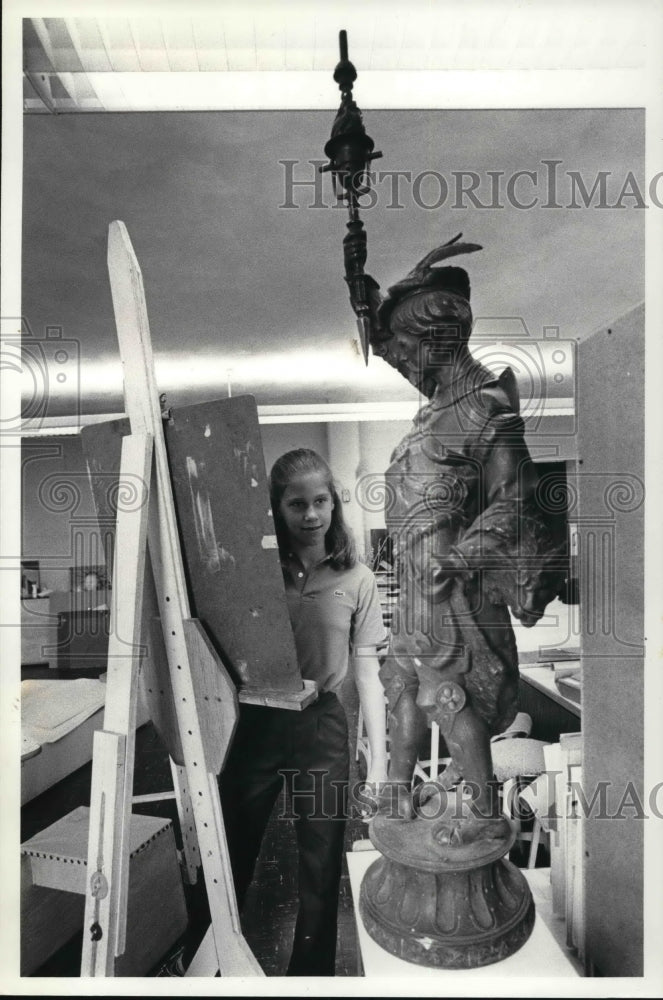 1981, Kersten MacBride from Mereland Mills looking at a sculpture - Historic Images