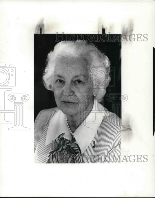 1985 Press Photo Mercedes Cotner, clerk of Council, on what people are reading - Historic Images