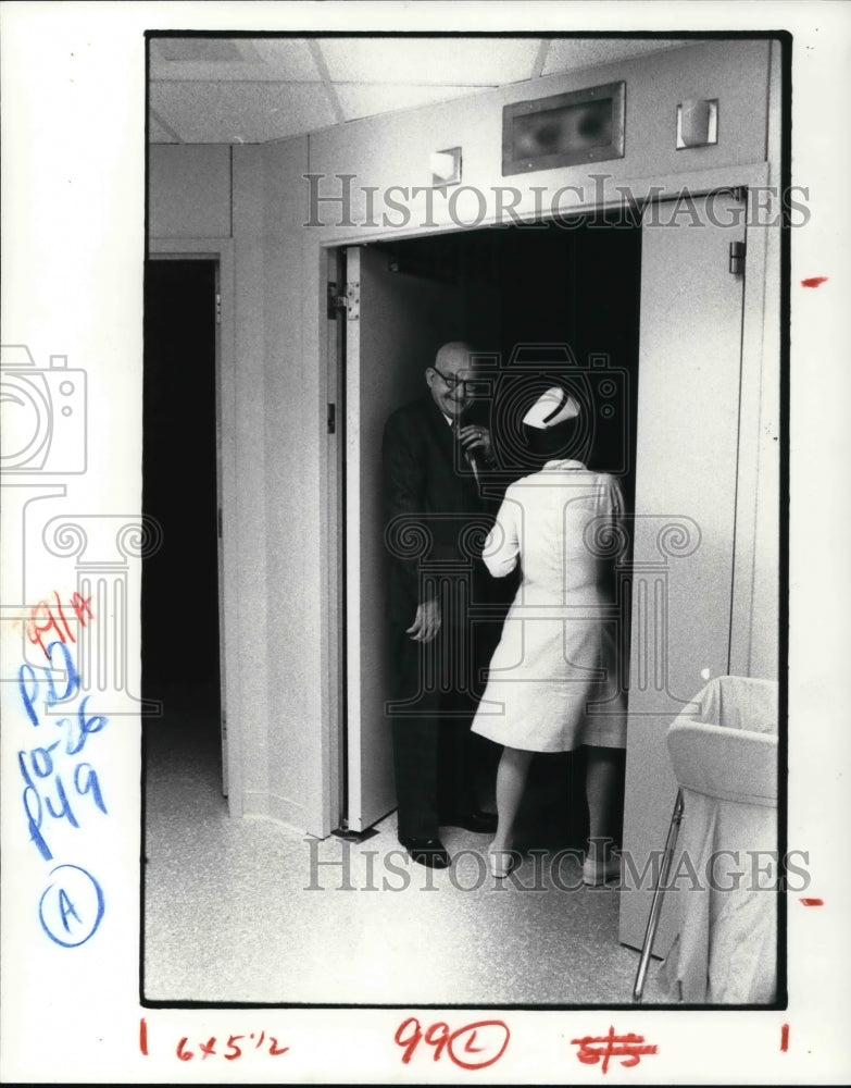 1980 Press Photo Dr. John Howard with a nurse - Historic Images