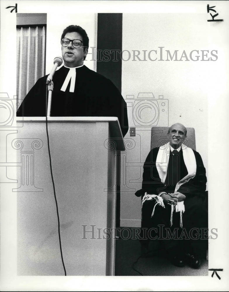 1985 Press Photo Rev. Garred Johnstone w/ Rabbi Leon Pink at Temple on the ts. - Historic Images