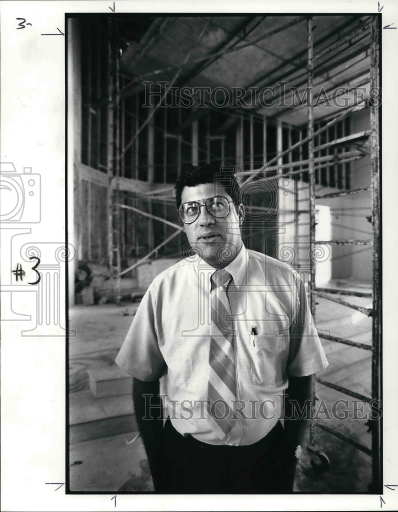 1986 Press Photo Rev. Garred Johnstone in new Church w/c is being constructed - Historic Images