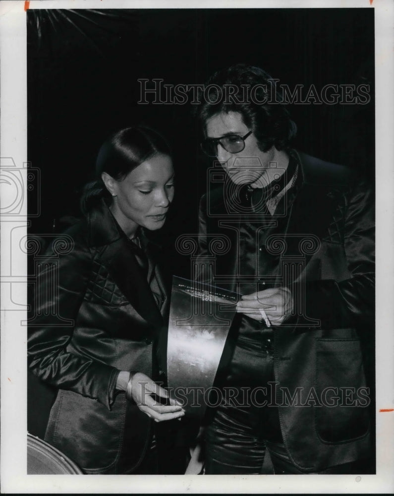 1974 Press Photo Bill Kaiserman with wife Milly at the Coty Awards - Historic Images