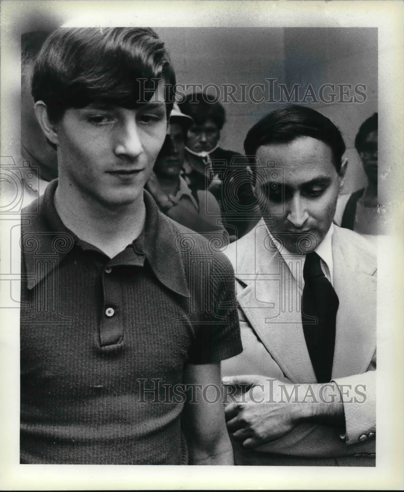 1979 Press Photo Ted Kajewski and Frank Collen leaving Garfield Heights Court - Historic Images