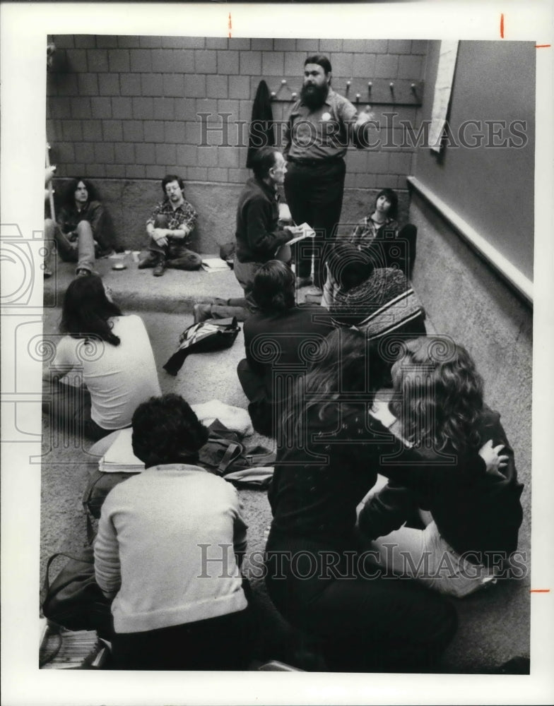 1980 Press Photo John Judge talking to students at CSU - Historic Images