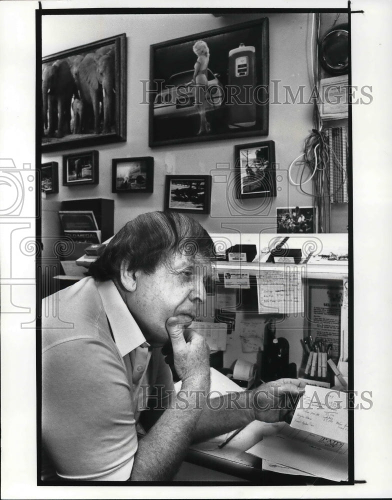 1988 Press Photo Leonard L. Luxenberg in his office at the zoo - Historic Images