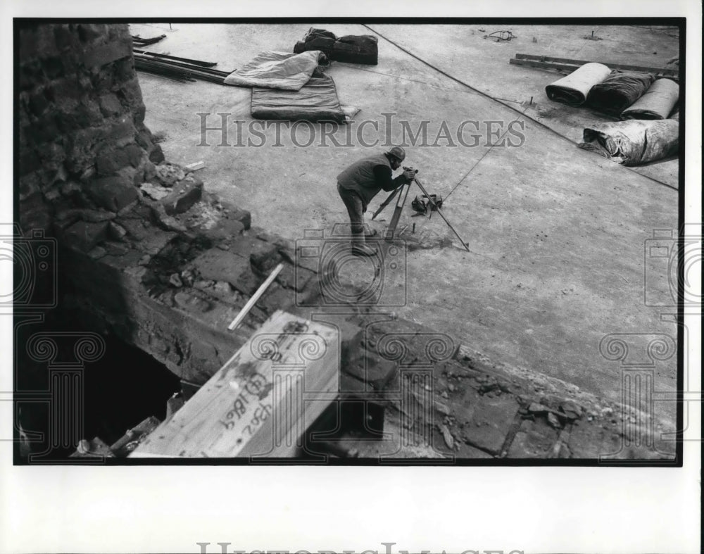 1989 Press Photo Ken Kohl takes a reading to see if grouting plates are level - Historic Images