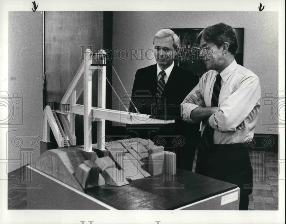 1985 Press Photo Cleveland Institute of Art Faculty Show Check with Helen - Historic Images