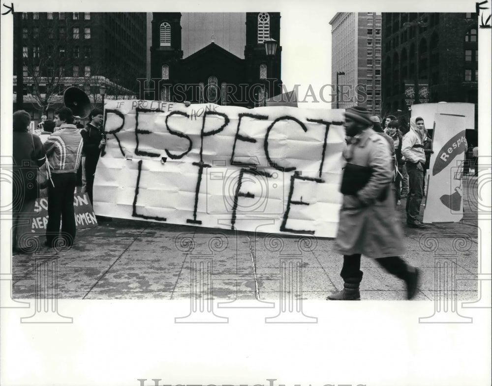 1987 Press Photo Abortion Protestors outside Greater Cleveland Public Square - Historic Images