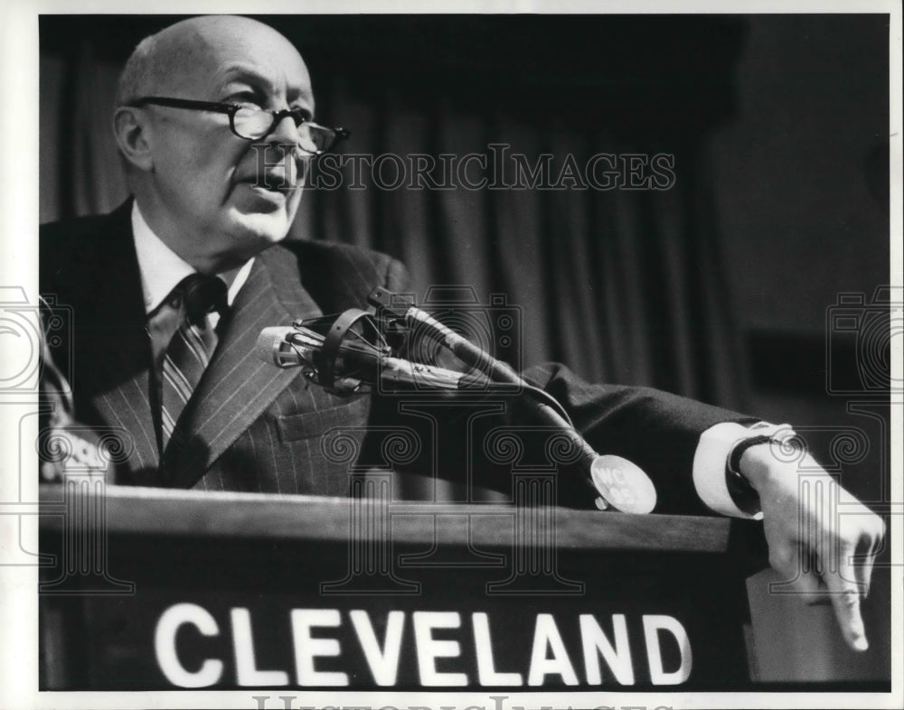 1984 Press Photo Eliot Janeway Cleveland City Club - Historic Images