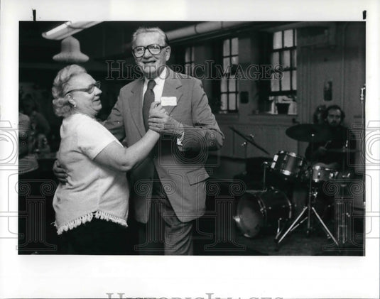 1982 Press Photo Josephine Bicilic and Martin Janis dancing at Senior center - Historic Images