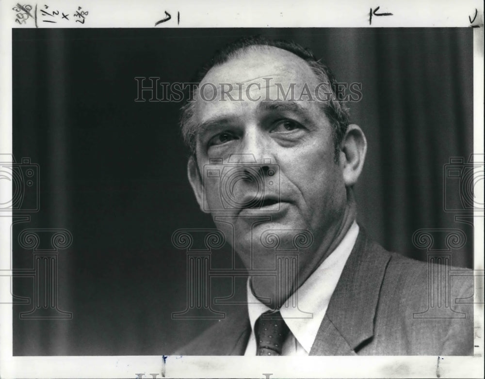 1990 Press Photo Midday Club, AmeriTrust executives discuss Jerry V. Jarrett - Historic Images