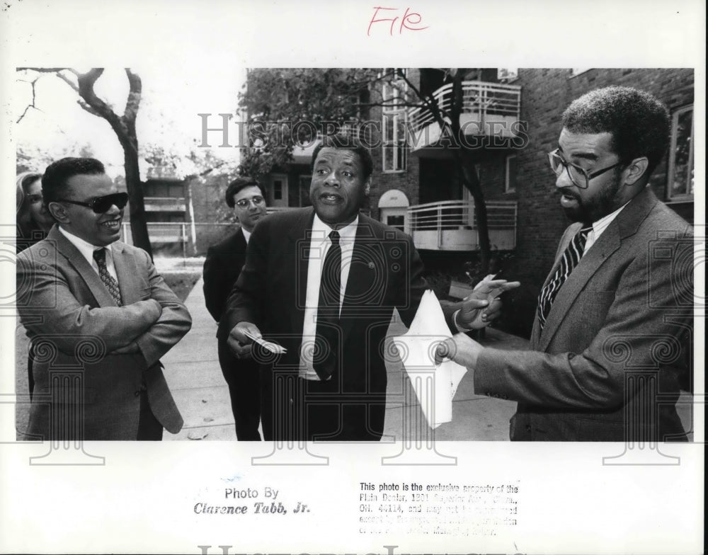 1988 Press Photo CMHA Dir. George James with HHA Dir. Mike Jones &amp; Earl Phillips - Historic Images