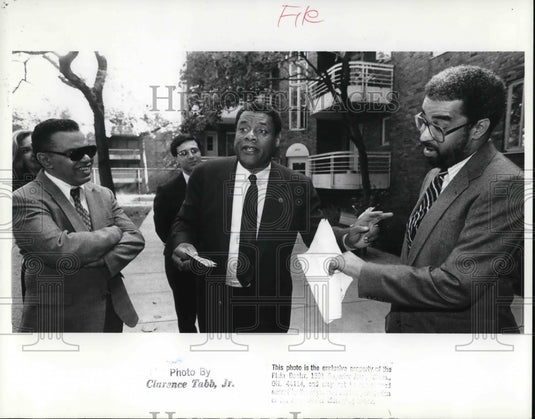 1988 Press Photo CMHA Dir. George James with HHA Dir. Mike Jones & Earl Phillips - Historic Images