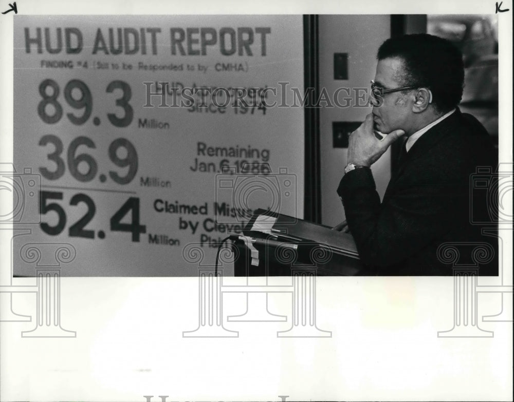 1986 Press Photo George M. James with the Hud Audit report - Historic Images