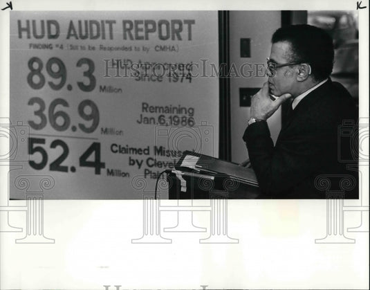 1986 Press Photo George M. James with the Hud Audit report - Historic Images