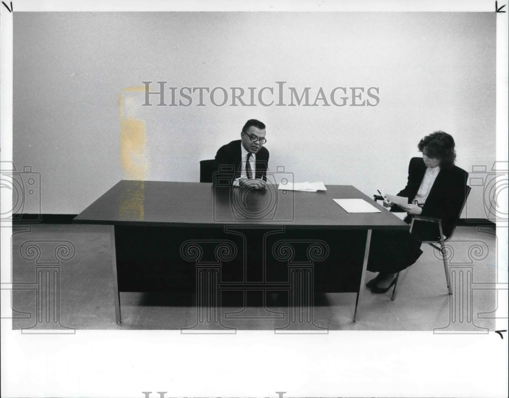 1988 Press Photo CMHA Director George James in his King Kennedy office - Historic Images