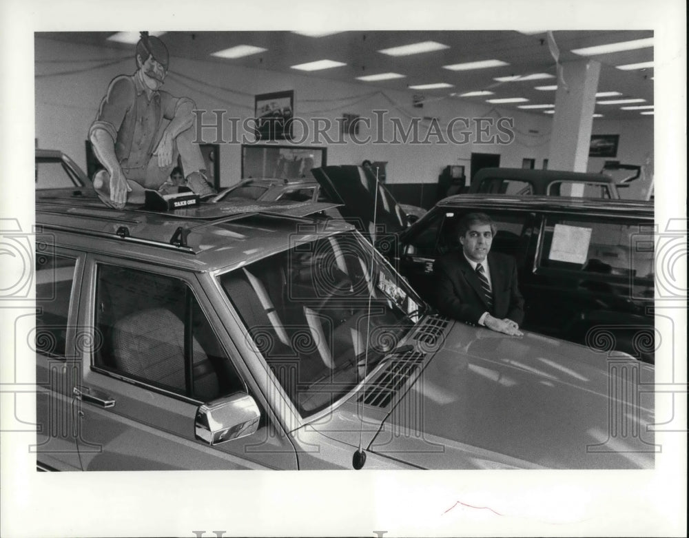 1984 Press Photo John James at the Fairchild AMC Jeep Dealership - Historic Images