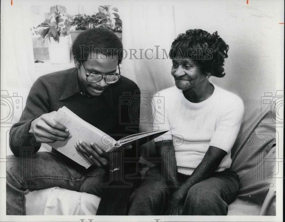 1977 Press Photo Larry H. James with grand mother, Daisy James - Historic Images