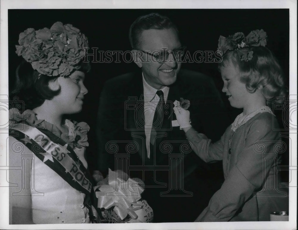 1966 Press Photo Julie Mandinec, Mayor Ralp S. Locher, Gale Ann Buzzelli - Historic Images