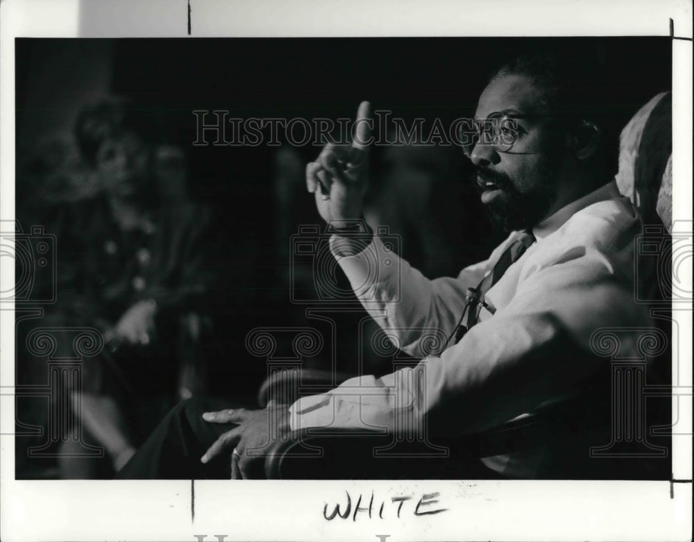 1990 Press Photo Mayor Mike White commenting on his 100 days in office - Historic Images