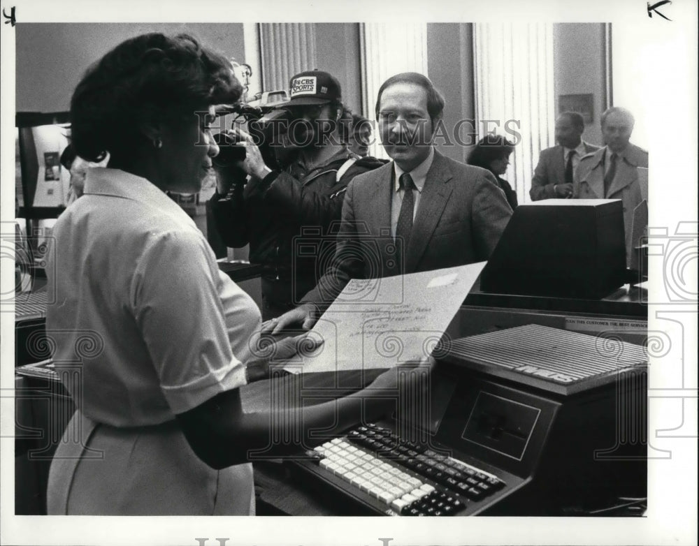 1987 Press Photo Cleveland Main Post office Window clerk, Helen Patrick - Historic Images