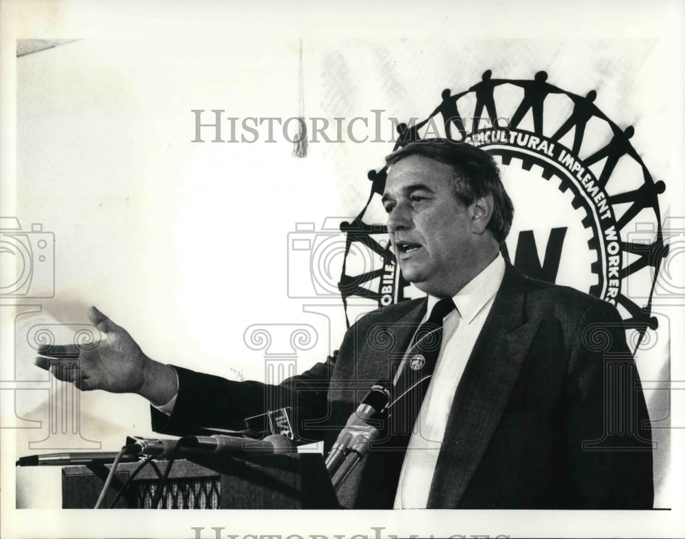 1988 Press Photo Warren Davies, Director UAW - Historic Images