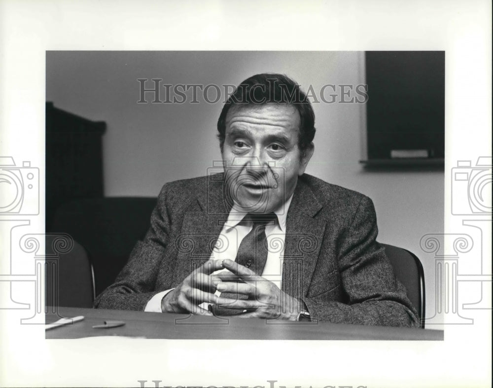 1984 Press Photo Stanley H. Kaplan at Rhodes Tower of CSU - Historic Images