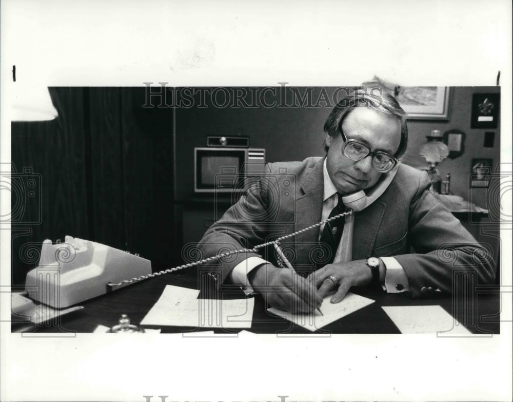 1985 Press Photo Dr. Edward Karns, Parma Schools Superintendent - Historic Images