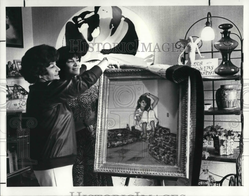 1982 Press Photo Artist Lynn Kaye unveils Madame Ojjeh&#39;s portrait - Historic Images