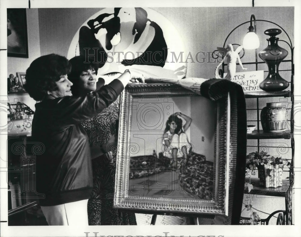 1982 Press Photo Artist Lynn Kaye unveils Madame Ojjeh's portrait - Historic Images