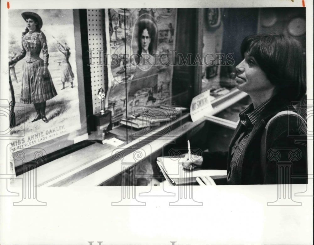 1981 Press Photo Shirl Kasper, Lawrence, Kansas, Working on Oakley Thesis - Historic Images