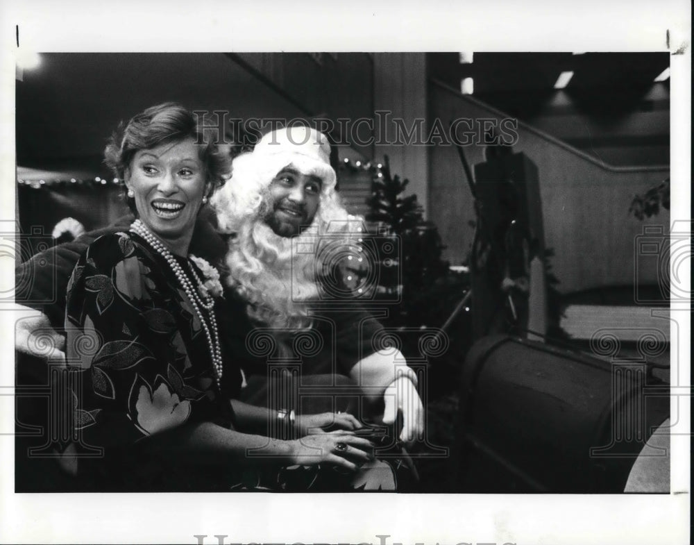 1987 Press Photo Lollie Kasulones and Santa - Historic Images