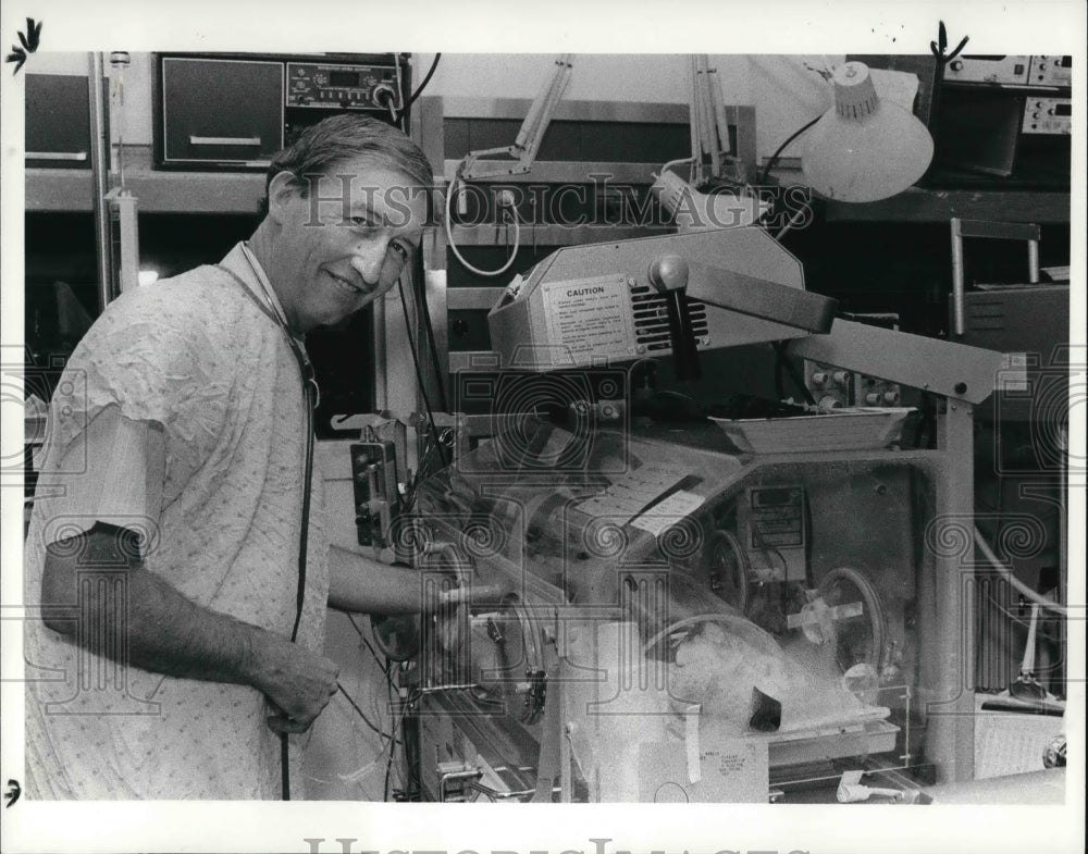 1985 Press Photo Dr. John H. Kennell, noted Child Development Specialist - Historic Images